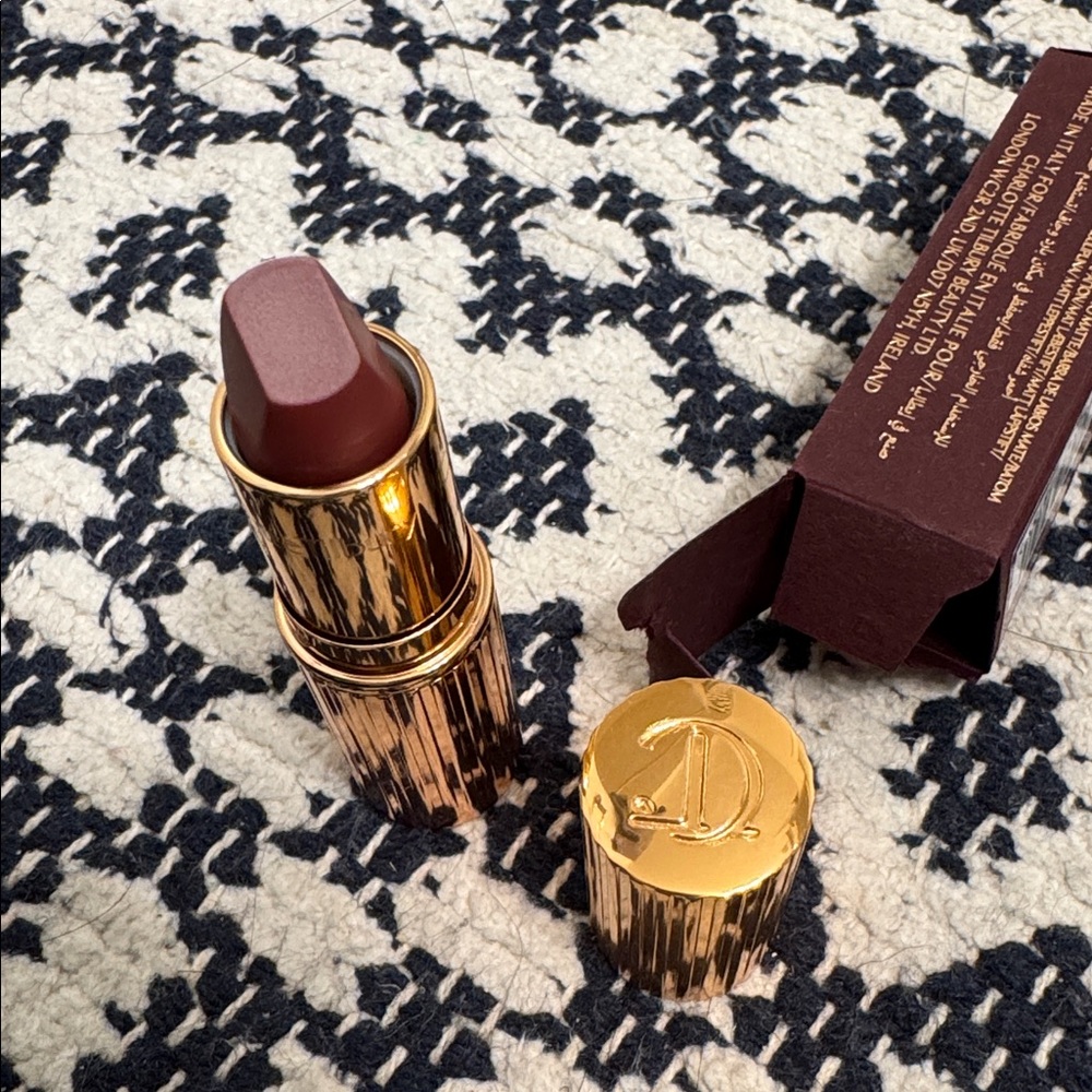 Charlotte Tilbury MATTE REVOLUTION
M.I. KISS - Picture 8 of 8